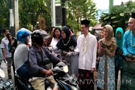 Mahasiswa Amerika Bagikan Takjil di Unitomo (Video)
