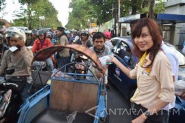 KAI Rayakan Ulang Tahun dengan Berbagi Takjil