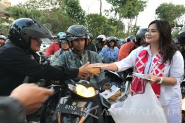 WITT Jatim Kampanye Antitembakau Sekaligus Bagi Takjil (Video)