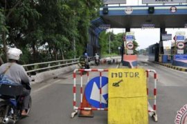 Emak-Emak Nekat Lewat Tol Pakai Motor Matik