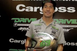 Mantan Juara MotoGP Hayden Tertabrak Mobil