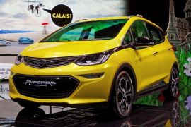 Paus Fransiskus terima mobil listrik Opel Ampera-e