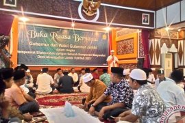 Zola: Hamparan kain putih dan kurma 