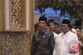 President Uses Fast-Breaking Gathering to Discuss National Issues
