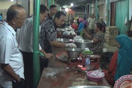 Petugas Disperindagkop Jembrana Bina Pedagang Jembrana Curangi Timbangan