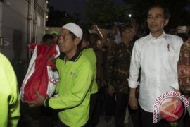 Presiden Bagikan Paket Sembako Di Cibuluh Bogor