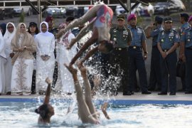 Peresmian kolam renang Usman Harun