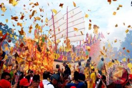 52.000 Wisatawan Ramaikan Bakar Tongkang Di Riau