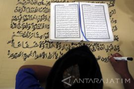 Menulis Mushaf Alquran Raksasa