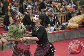 Gubernur Bali bantu maestro seni bondres