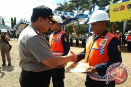 KAPOLDA KALSEL SERAHKAN PENGHARGAAN