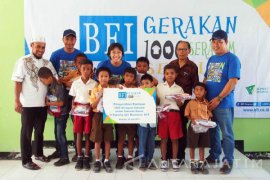 Seribu Pelajar Kupang dan Maumere Dapat Seragam Gratis