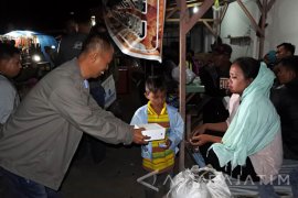Pembagian makan Sahur di Pelabuhan
