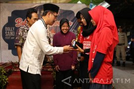 Risma Ajak Anak-Anak Eks Lokalisasi Dolly Sekolah