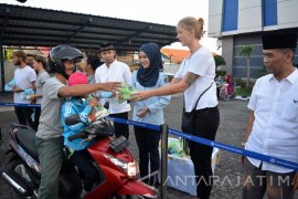Warga Negara Asing Berbagi Takjil