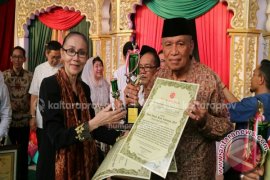 Wagub Terima Penghargaan Tokoh Peduli Anak Indonesia 2017