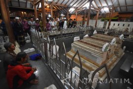 Ziarah makam Sunan Giri