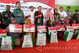 Mensos Serahkan PKH "Non" Tunai di Bojonegoro