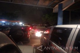 Kendaraan Menumpuk di Pelabuhan Kamal