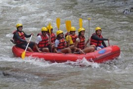 Obama Bermain Arung Jeram