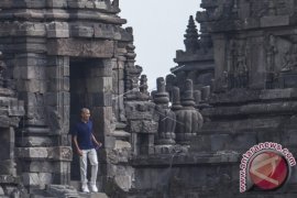 Obama Visits Prambanan Temple
