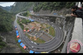 Menikmati destinasi layang Kelok Sembilan Sumbar