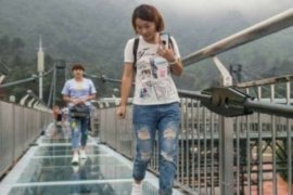 Menikmati Sensasi Skywalk Terpanjang di Dunia