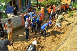 Sukarelawan Gabungan Singkirkan Material Longsoran di Banyumas 