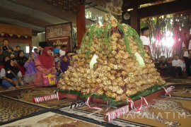 Warga Berebut Ketupat Cokelat di Wisata "Kampung Coklat" (Video)