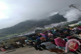 Polisi Sterilisasi Kawah Sileri Pascaletusan Freatik