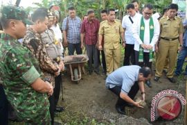 Lomban Letakkan Batu Pertama Untuk Tugu Kerukunan
