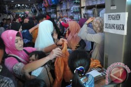 Warga Palembang ramai beli seragam sekolah