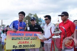Wabup Serahkan Piala dan Bonus Pemenang Turnamen Sepakbola Bupati Cup 2017