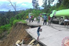 Ruas Jalan Sangatta-Berau Nyaris Terputus Akibat Longsor