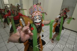 Mahasiswa Australia Belajar Tari Topeng