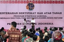 Presiden Bagikan Sertifikat Tanah Pada Masyarakat Kaltim-Kaltara  (video)