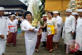 Bupati Karangasem Hadiri Ritual Mepepada Dalem Puri
