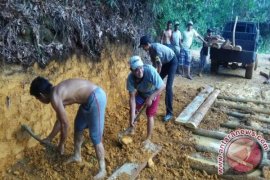 Polisi dan PT NSA perbaiki jalan di Menyuke