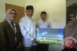 BPJS-TK Padang Serahkan Klaim Jaminan Kecelakaan Kerja