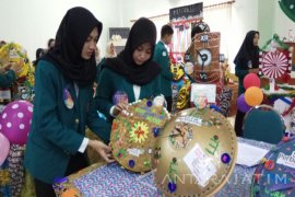 Mahasiswa Perbanas Produksi 200 Jam Daur Ulang