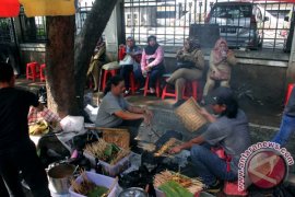Menikmati Sate Jando di Belakang Gedung Sate