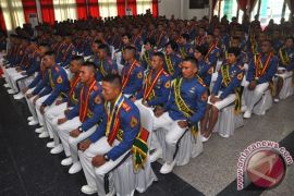 Dua Anak Petani Menerima Adhi Makayasa dari Presiden 