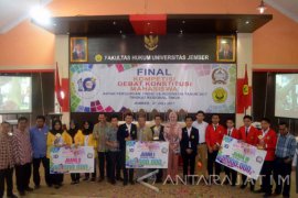 Tuan Rumah Unej Juarai Kompetisi Debat Konstitusi Nasional