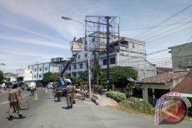 Papan Reklame "Bodong" Ditertibkan