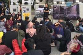Mengenang Chester Bennington di Monas Jakarta