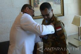 Komandan KRI Bung Tomo Terima "LAF Medal"