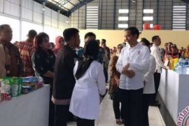 Berkeliling Pasar Maros, Joko Widodo Sempatkan Untuk Berinteraksi Dengan Pedagang