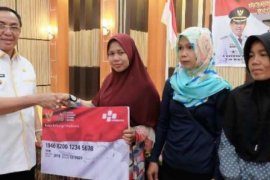 Bupati Inhil Serahkan Bantuan Bansos Untuk 6.000 PKH