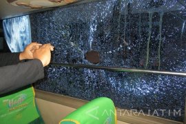 Kaca Bus Rombongan PS Mojokerto Putra Pecah Terkena Lemparan  