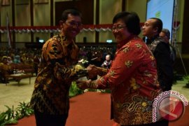 H.Oki Doni Siregar Terima Piala Adipura Tebing Tinggi